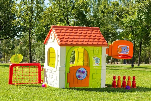 FEBER- Maison Multi-Activités 6 en 1, Maison pour Enfants avec Bowling, Raquettes, Jeux de Balles, Football, Basket-ball, Fléchettes Velcro, Jeux d'Imitation, 3 ans, Famosa (FEH15000) Version actuelle