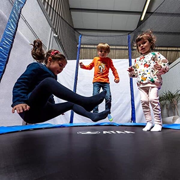 Découvrez notre test complet du trampoline ATAA 185 : un choix idéal pour le divertissement et la sécurité de vos enfants en extérieur.